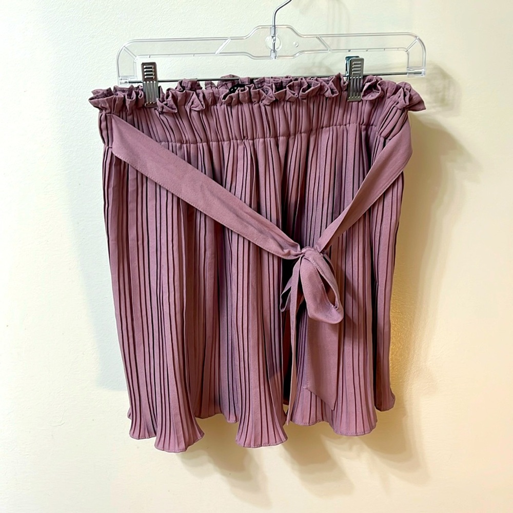 Pleated pink skirt with bow